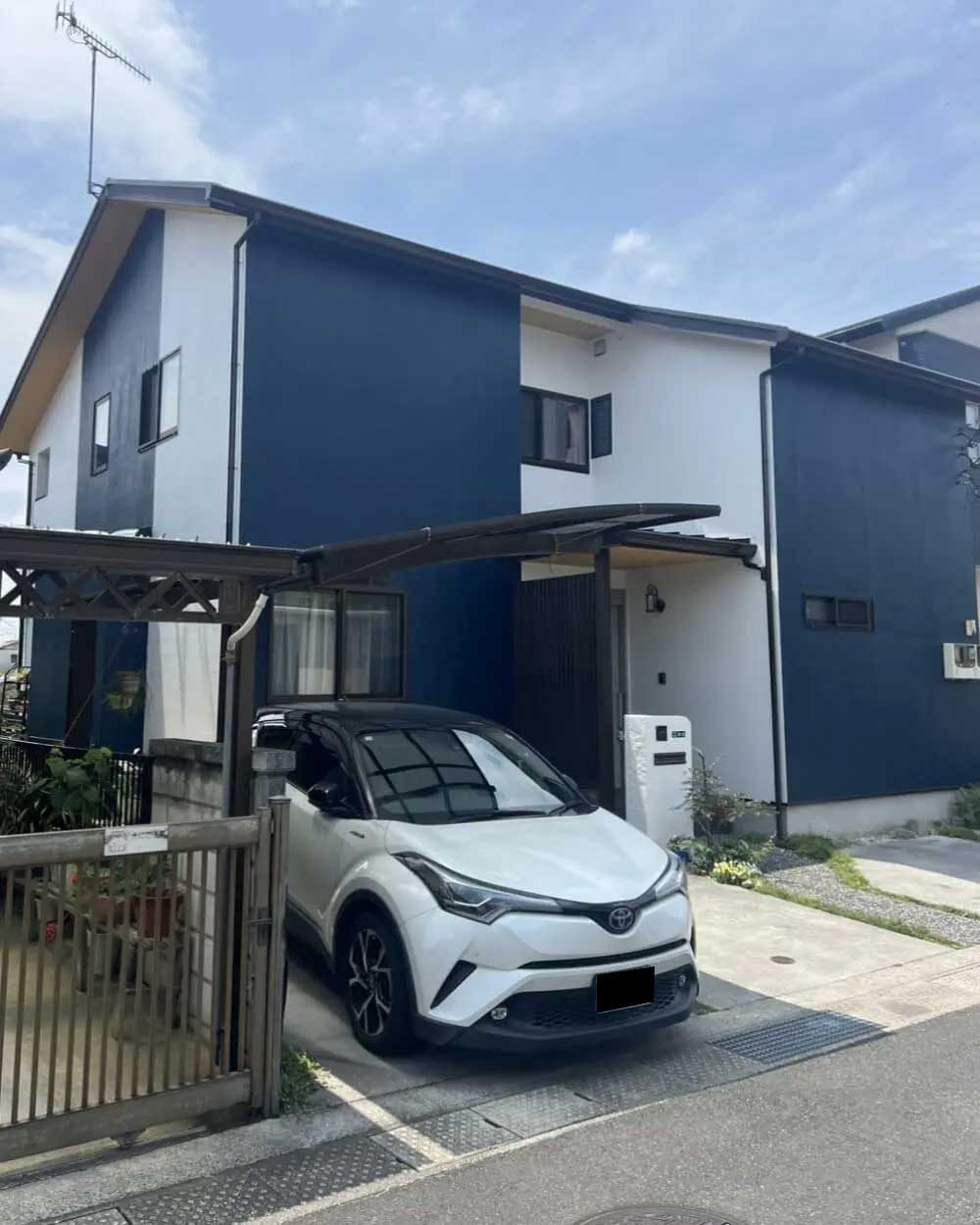 きれいな紺色に塗られた外壁塗装後の外観